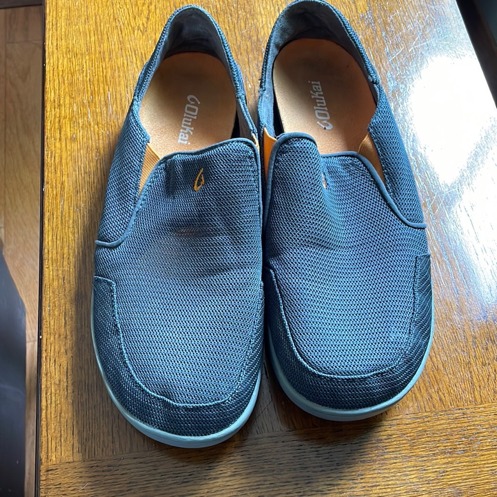 Olukai mens loafer mesh tennis shoes. Size 12M grey with orange.